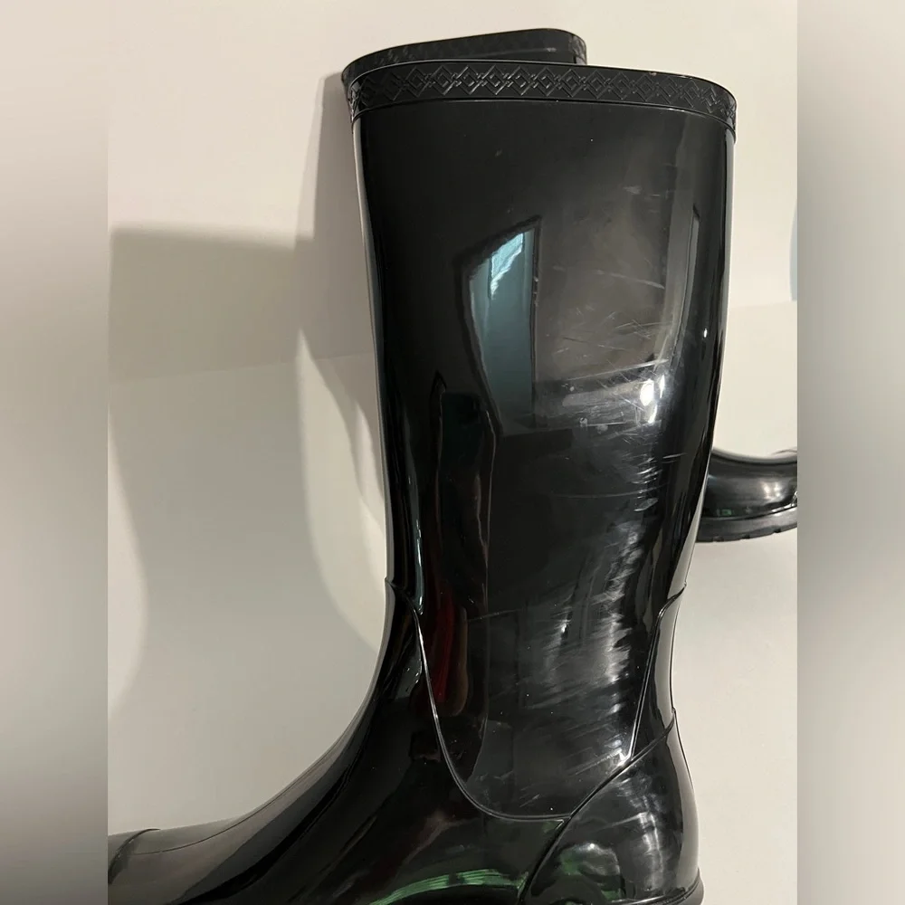 UGG Rubber Rain Boots, women’s size 8. Glossy Boot in Black. Sherpa insoles